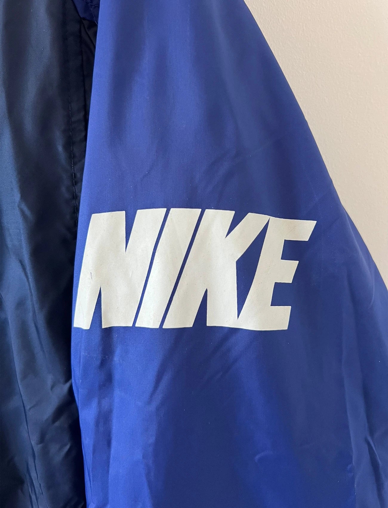 Veste bleue du PSG de la saison 1998/1999. On peut retrouver l'équipementier Nike et le sponsor Opel. Il s'agit d'une veste authentique d'époque.