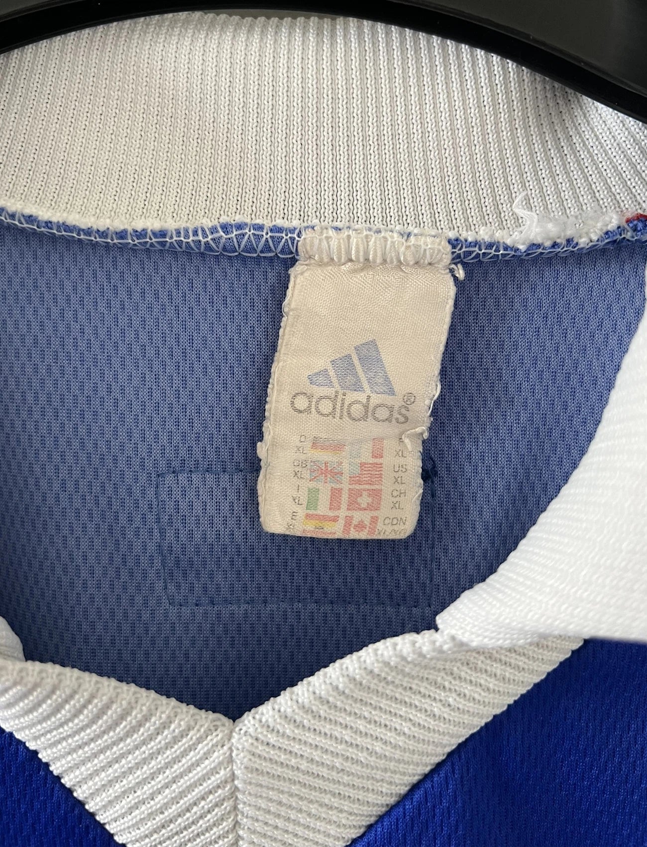 Maillot de foot vintage bleu blanc et rouge domicile de l'équipe de France 1998. On peut retrouver le sponsor adidas. On peut voir le coq sans l'étoile avec la signature "pour toi" de Zinedine Zidane. Il s'agit d'un maillot authentique.