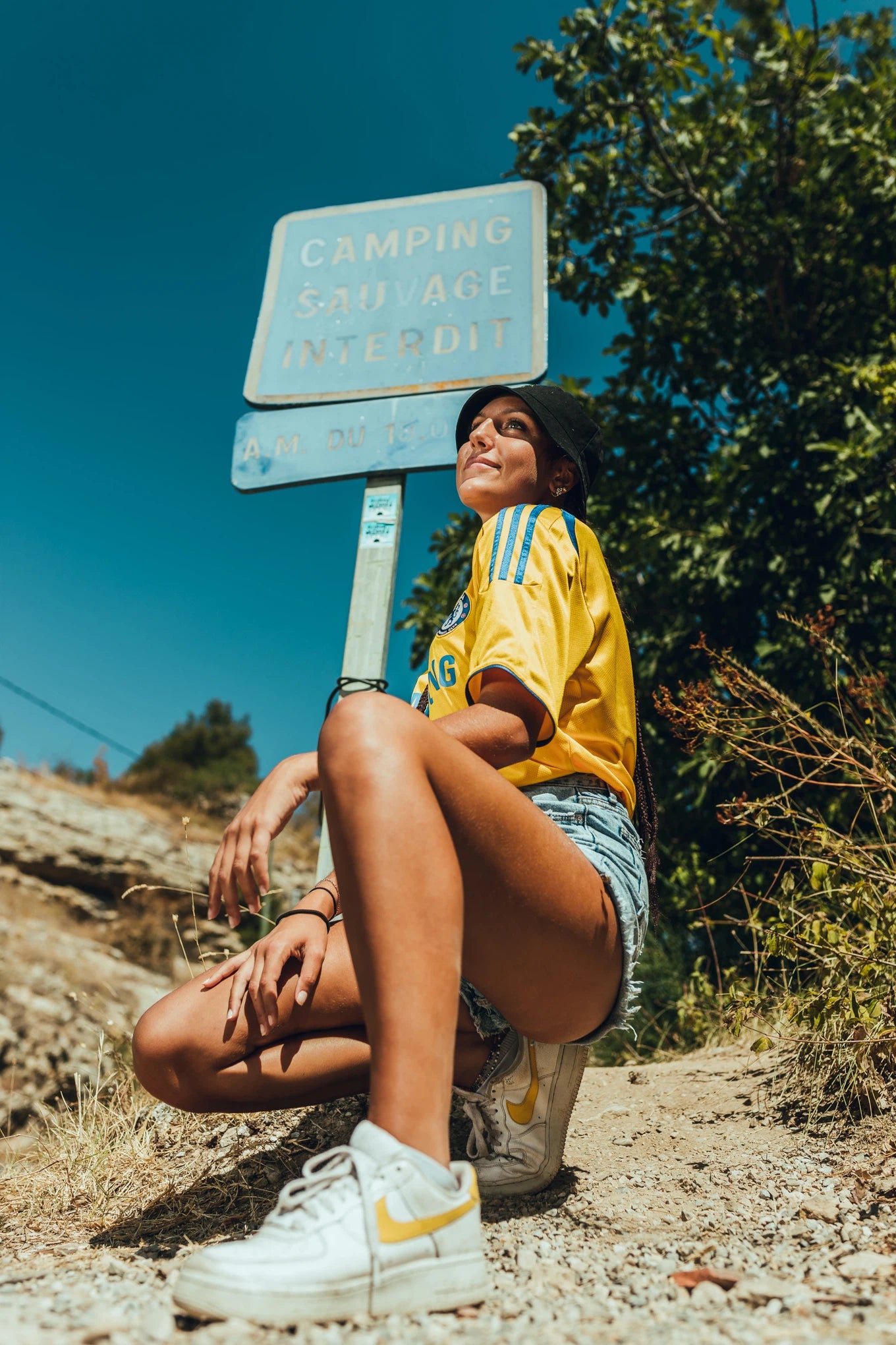 Photo d'une femme portant un maillot vintage de Chelsea faisant référence au site Le Maillot Vintage