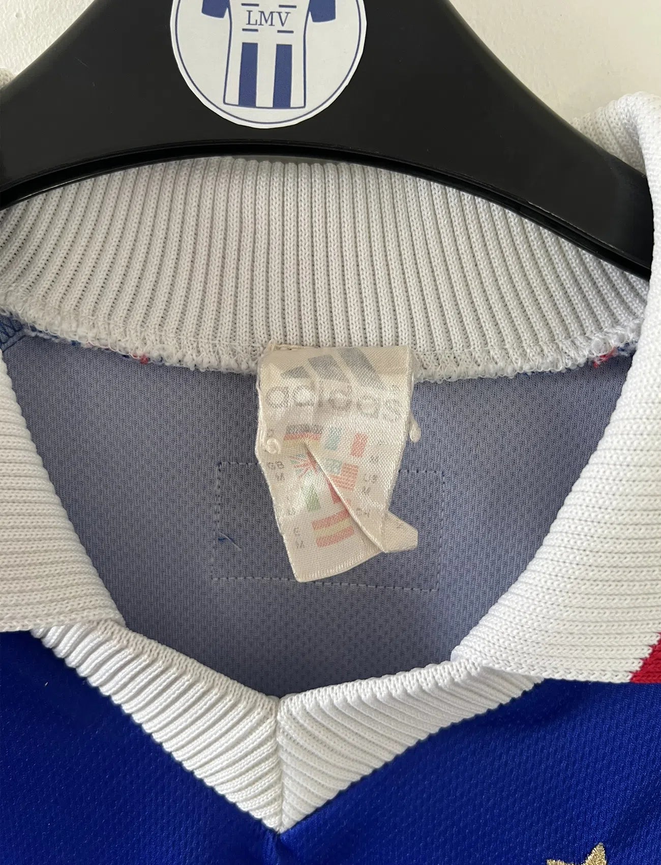 Maillot de foot vintage de l'équipe de france domicile bleu blanc et rouge. On peut retrouver l'équipementier adidas et le coq avec l'étoile. Il s'agit d'un maillot authentique