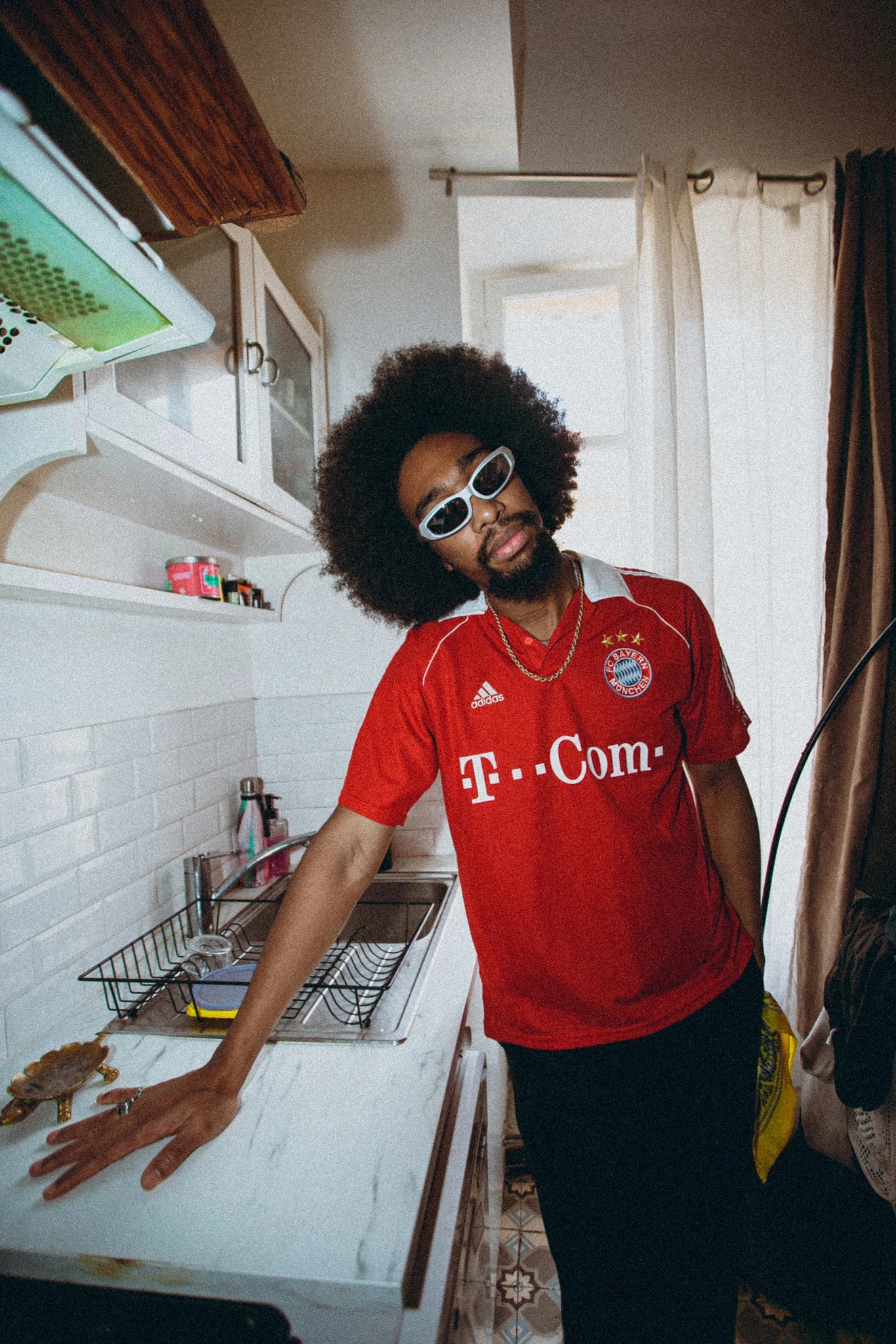 Bannière du site Le Maillot Vintage montrant un homme portant fièrement un maillot de foot vintage