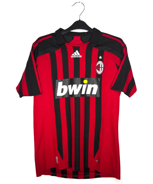 Maillot domicile ac milan 2007-2008 noir et rouge. On peut retrouver l'équipementier adidas et le sponsor bwin.