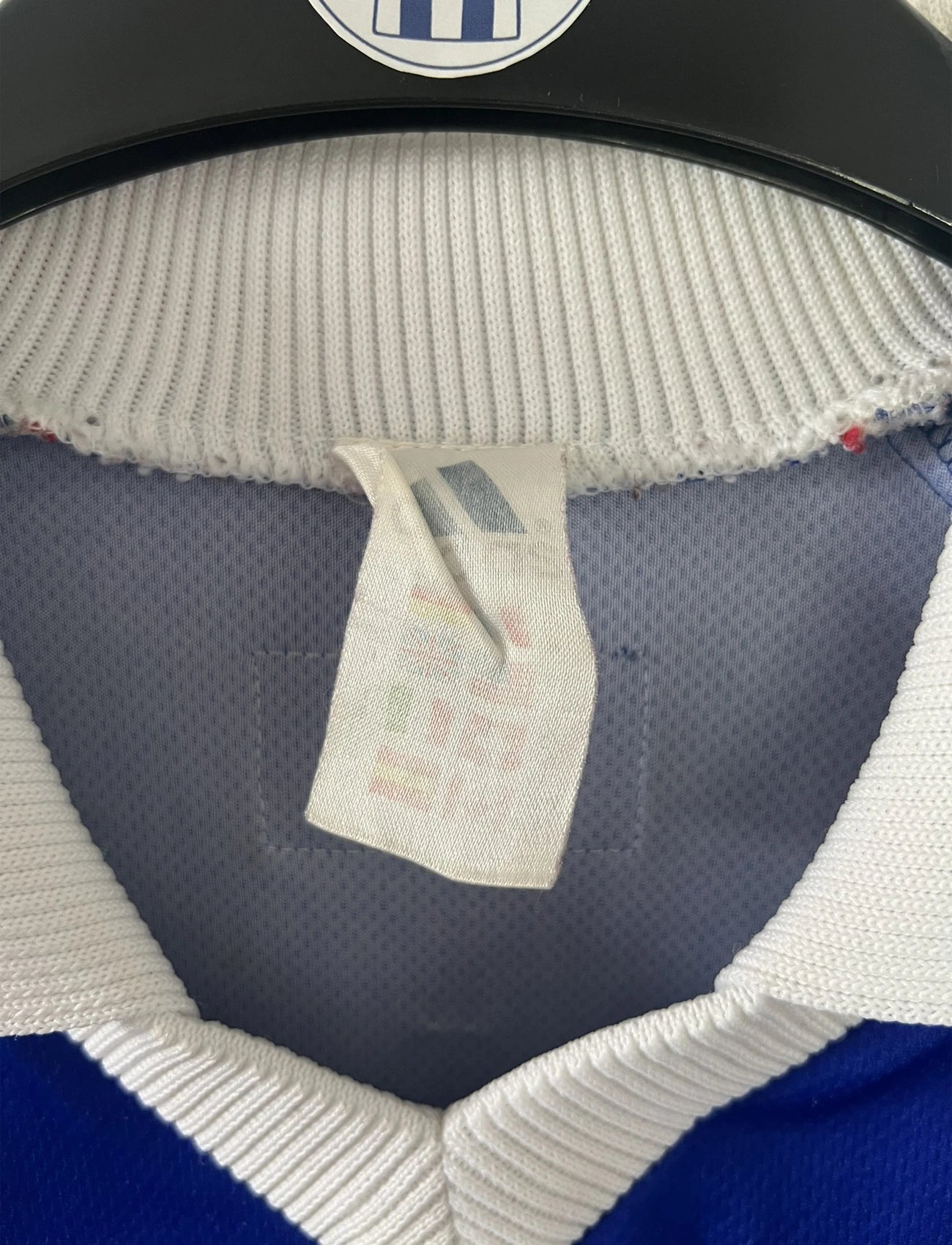 Maillot foot vintage domicile equipe de france 1998 bleu blanc et rouge. On peut retrouver l'équipementier adidas. Ils 'agit d'un maillot authentique d'époque.