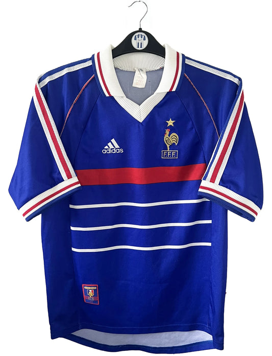 Maillot foot vintage domicile equipe de france 1998 bleu blanc et rouge. On peut retrouver l'équipementier adidas. Ils 'agit d'un maillot authentique d'époque floqué Zinedine Zidane