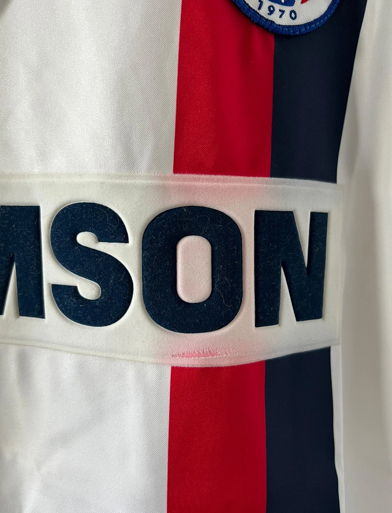 Maillot de foot vintage extérieur blanc du PSG de la saison 2002/2003. On peut retrouver l'équipementier Nike et le sponsor Thomson. Il s'agit d'un maillot authentique d'époque.