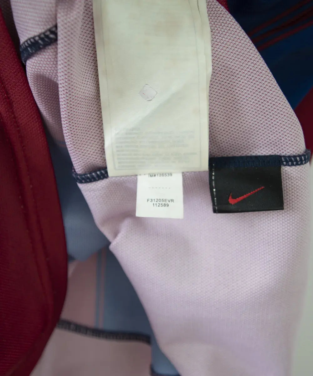 étiquette d'authenticité du maillot domicile du fc barcelone de la saison 2003-2004. Le maillot porte le numéro F31205EVR.