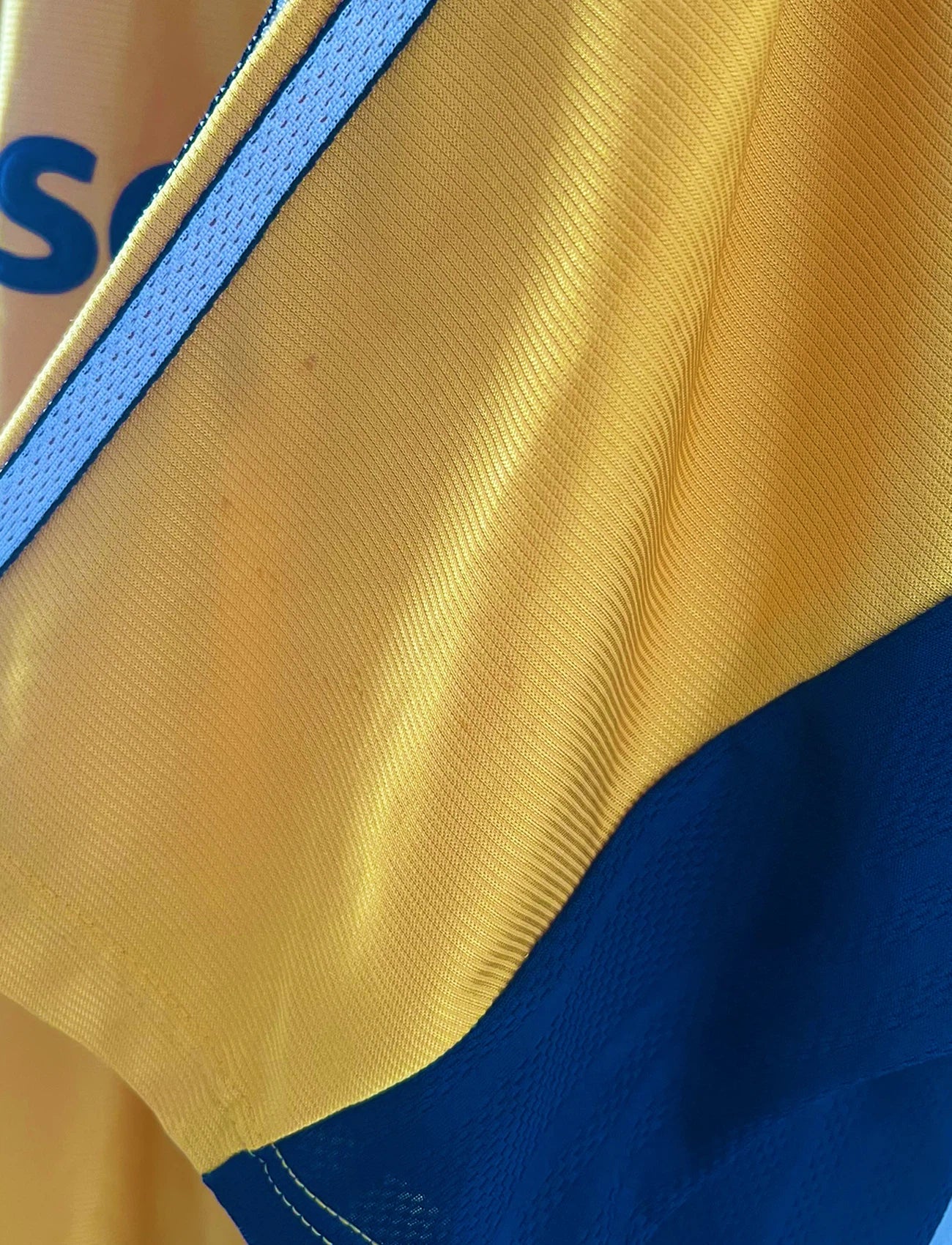 Maillot de foot vintage third doré de l'OM saison 1998/1999. On peut retrouver l'équipementier Adidas et le sponsor Ericsson. Il s'agit d'un maillot authentique d'époque.