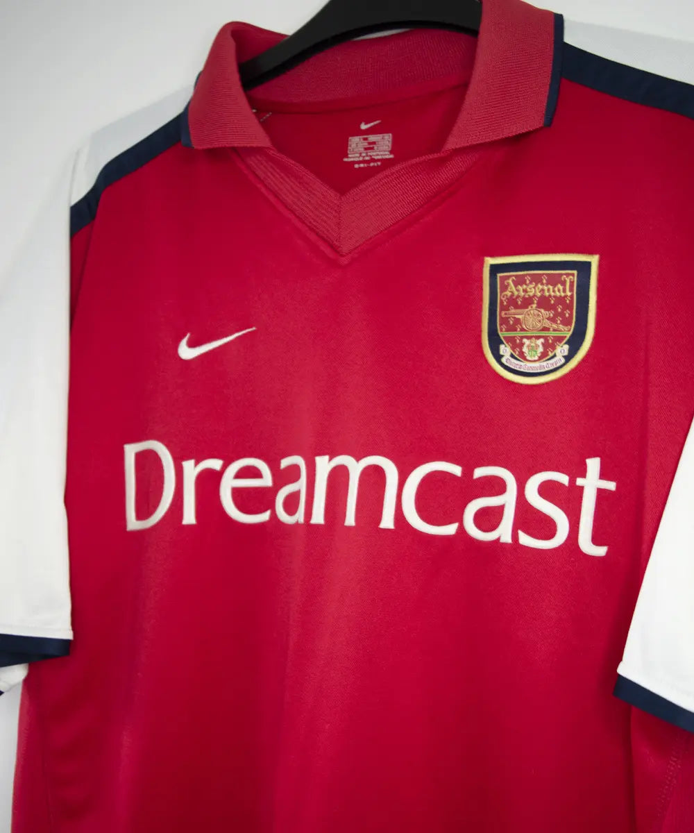 Maillot vintage domicile rouge et blanc d'arsenal de la saison 2000-2002. On peut retrouver l'équipementier nike et le sponsor dreamcast