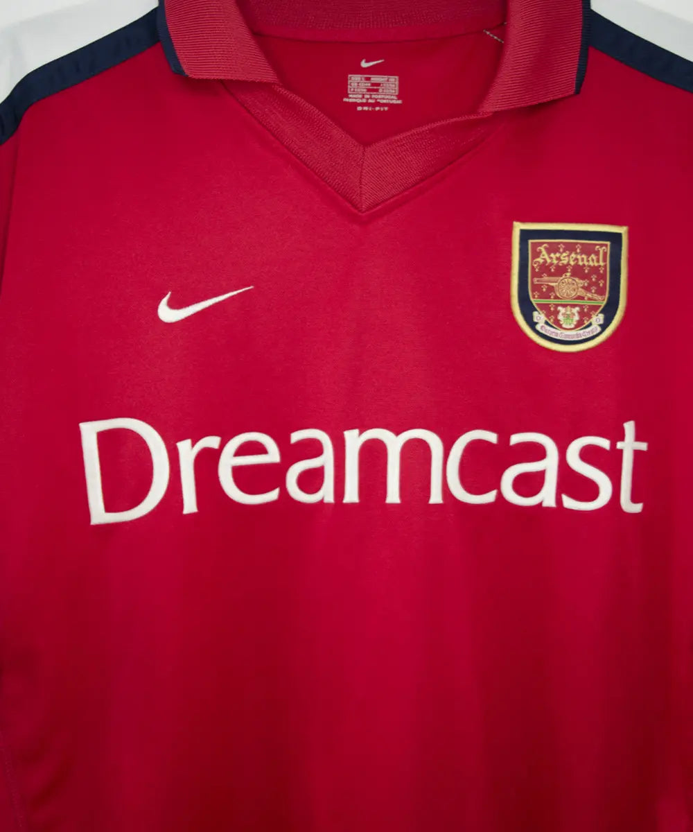 Maillot vintage domicile rouge et blanc d'arsenal de la saison 2000-2002. On peut retrouver l'équipementier nike et le sponsor dreamcast