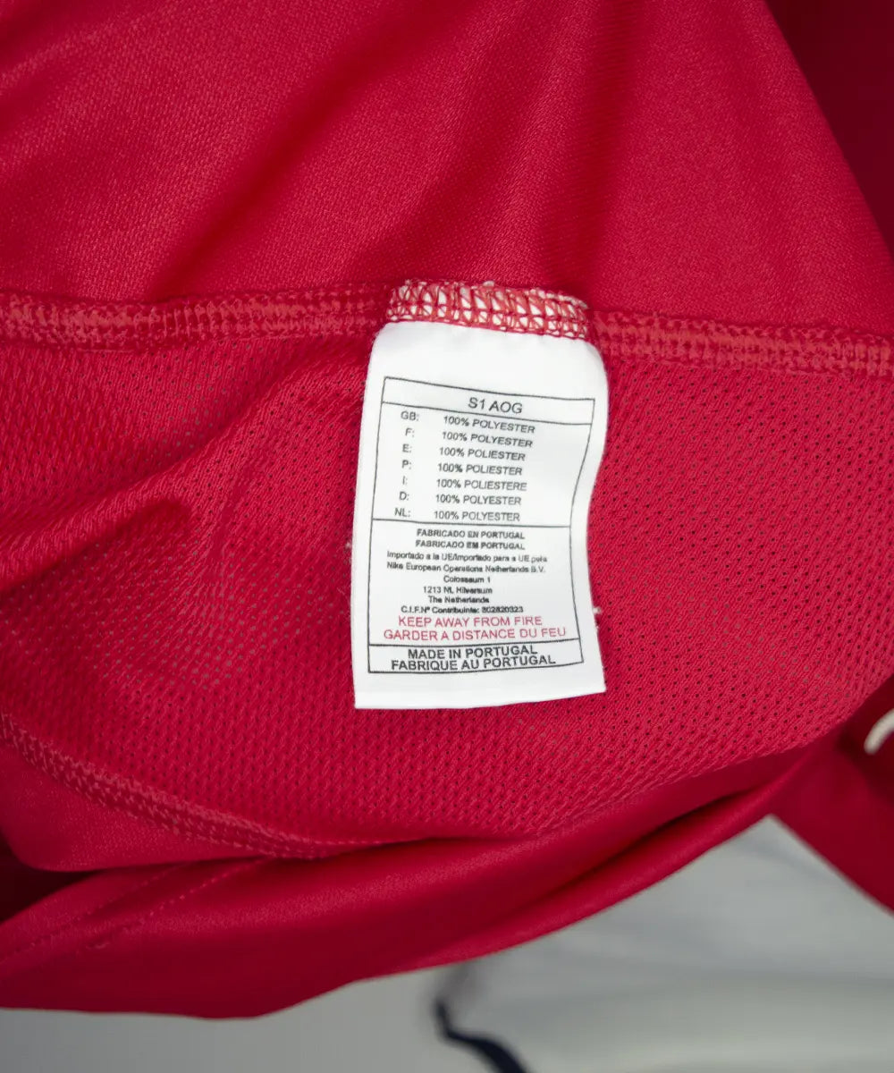 Maillot vintage domicile rouge et blanc d'arsenal de la saison 2000-2002. On peut retrouver l'équipementier nike et le sponsor dreamcast