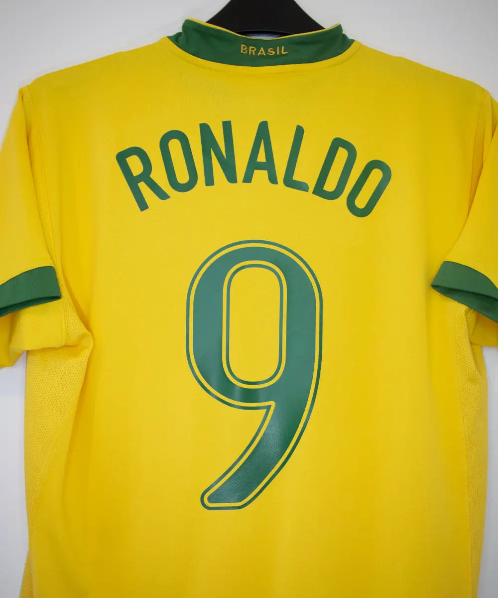 Maillot domicile jaune et vert du brésil 2006-2008. On peut retrouver l'équipementier nike. Le maillot est floqué du numéro 9 Ronaldo