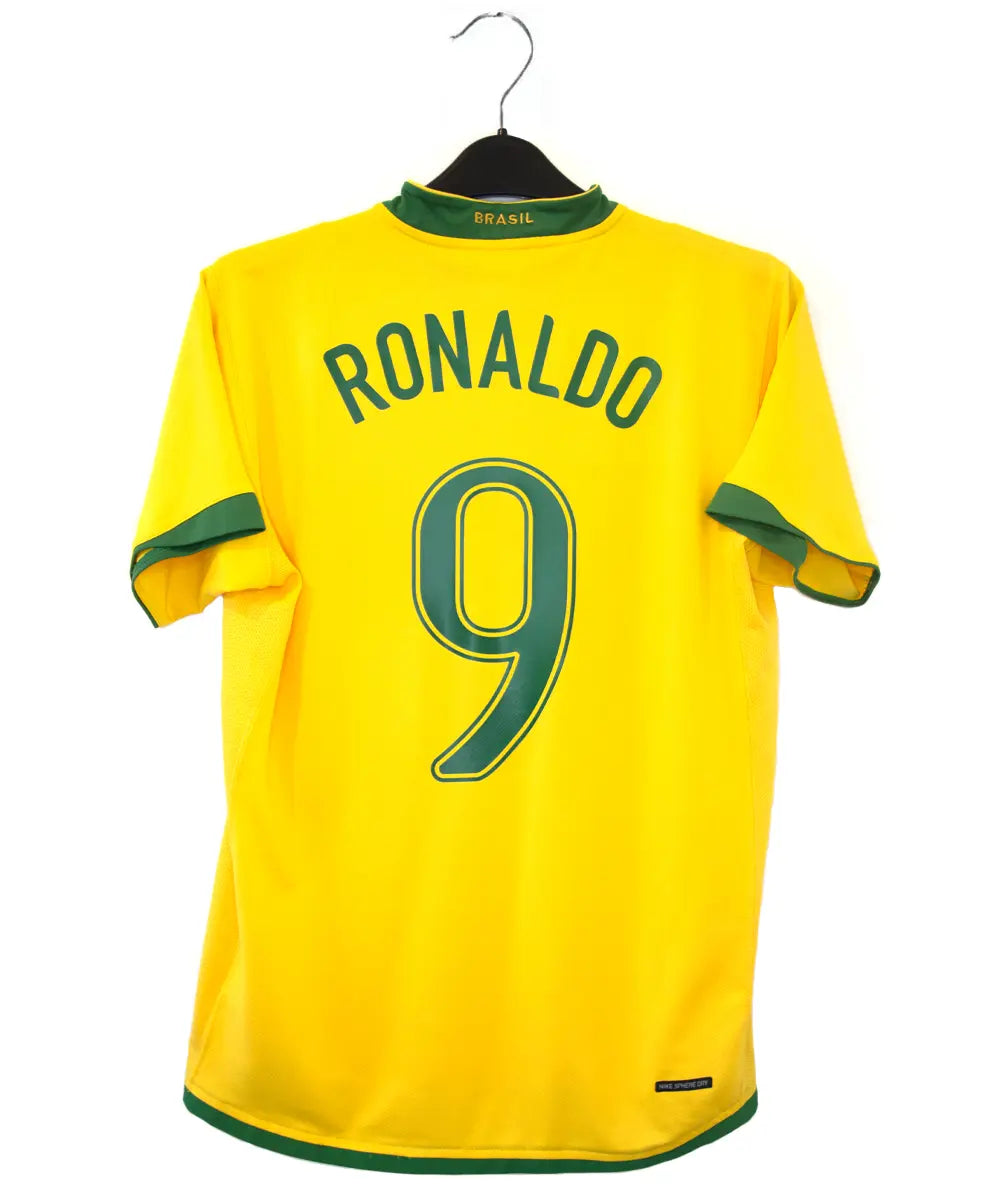 Maillot domicile jaune et vert du brésil 2006-2008. On peut retrouver l'équipementier nike. Le maillot est floqué du numéro 9 Ronaldo