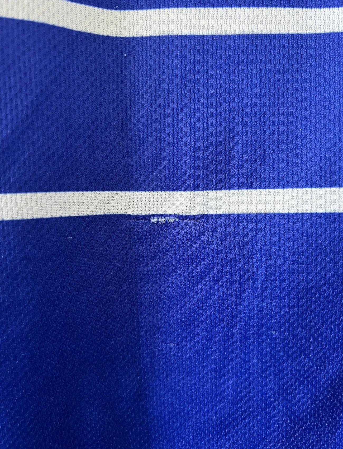 Maillot foot vintage domicile equipe de france 1998 bleu blanc et rouge. On peut retrouver l'équipementier adidas. Ils 'agit d'un maillot authentique d'époque floqué Zinedine Zidane