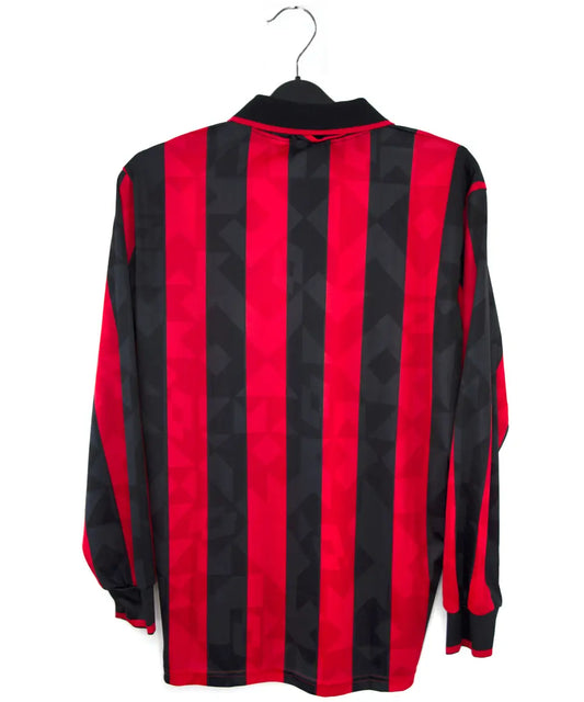 Maillot vintage domicile rouge et noir de l'AC Milan de la saison 1993-1994. On peut retrouver l'équipementier lotto et le sponsor motta