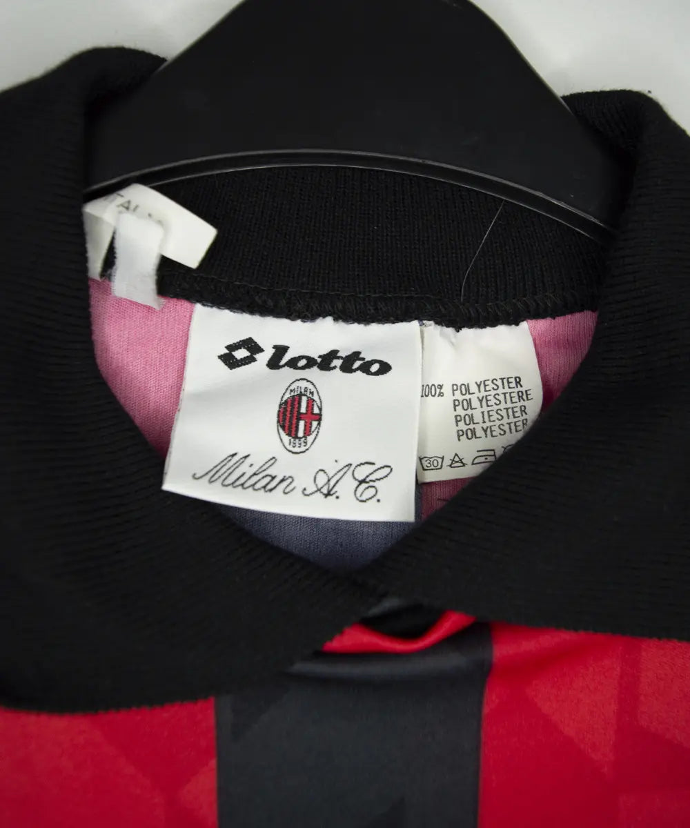 Maillot vintage domicile rouge et noir de l'AC Milan de la saison 1993-1994. On peut retrouver l'équipementier lotto et le sponsor motta
