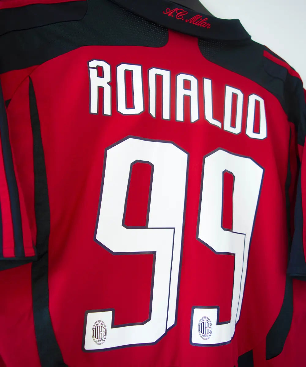 Maillot retro et vintage authentique de l'ac milan lors de la saison 2007 2008. Le maillot est de couleur rouge et noir, on peut retrouver l'équipementier adidas et le sponsor bwin. Le maillot est floqué du numéro 99 Ronaldo. Sur cette photo on peut voir le flocage de côté