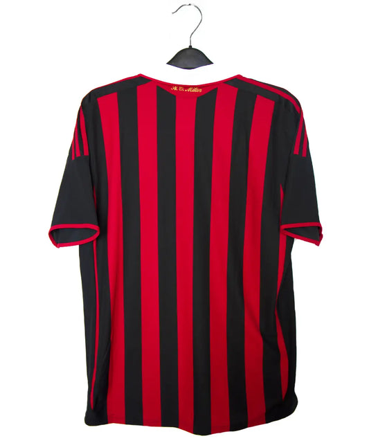 Maillot domicile noir et rouge de l'ac milan de la saison 2009-2010. On peut retrouver l'équipementier adidas et le sponsor bwin