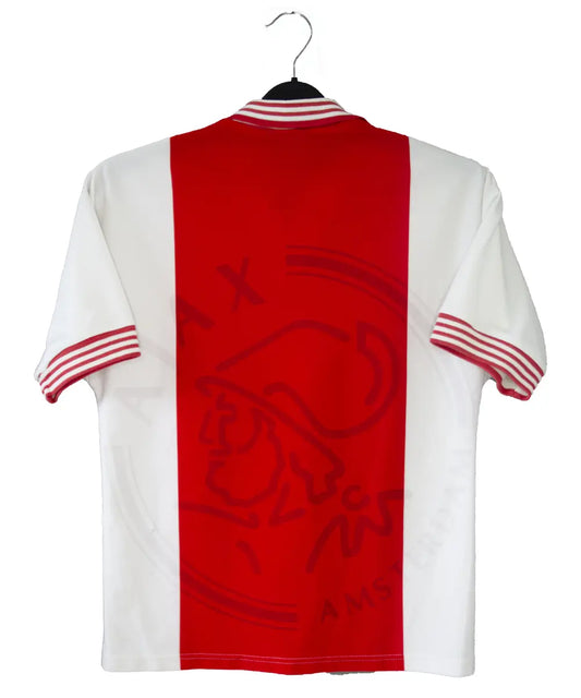 Maillot domicile de l'Ajax 1995-1996 de couleur rouge et blanc. On peut retrouver l'équipementier umbro et le sponsor ABN AMRO