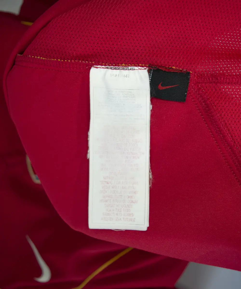 Maillot vintage domicile rouge et blanc d'arsenal de la saison 2004-2005. On peut retrouver le sponsor O2 et l'équipementier nike.
