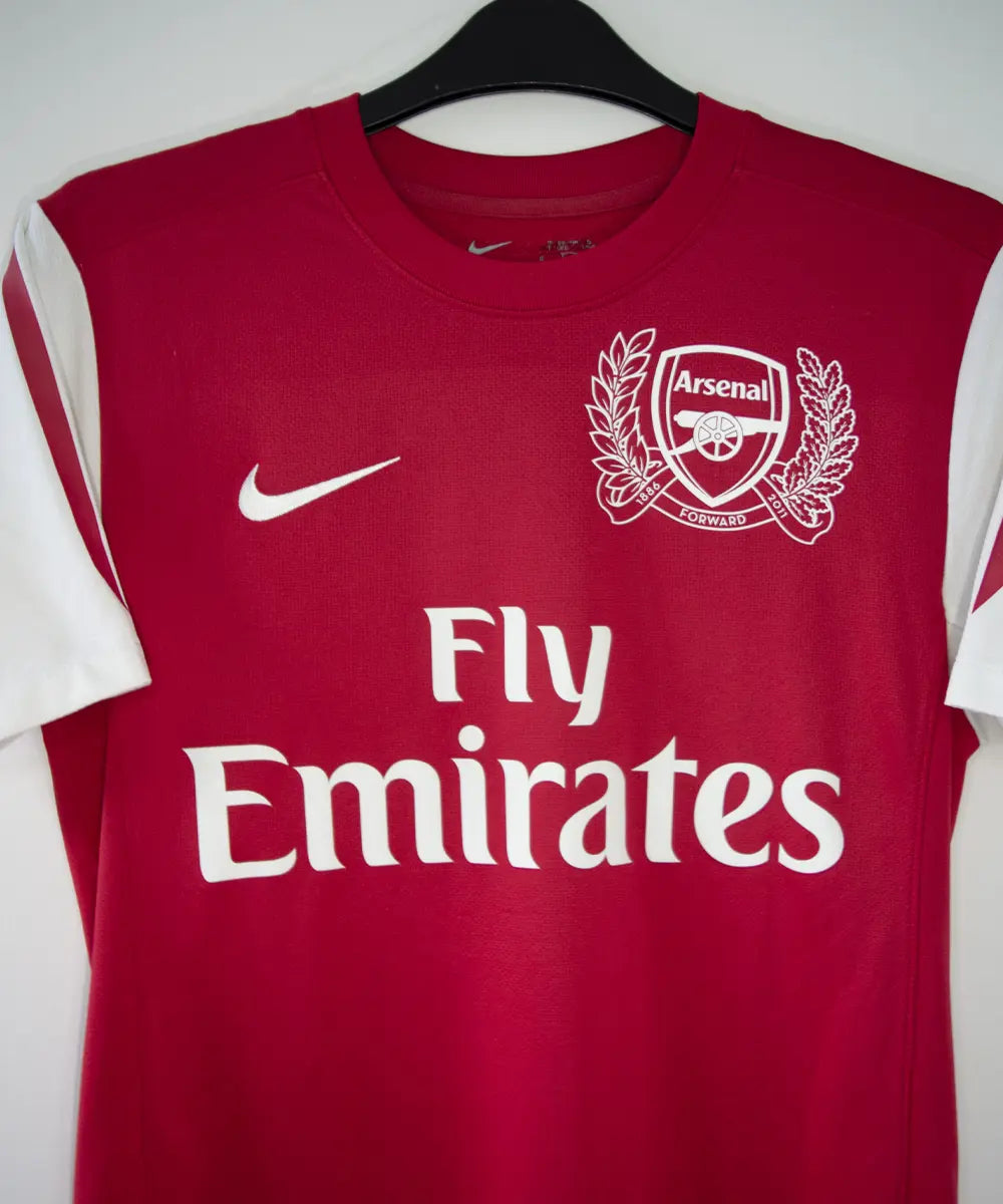 Maillot de foot vintage rouge domicile d'arsenal de la saison 2011-2012. On peut retrouver le sponsor fly emirates et l'équipementier nike. Le maillot est floqué du numéro 12 Thierry Henry. Le maillot comporte l'étiquette 423980-620