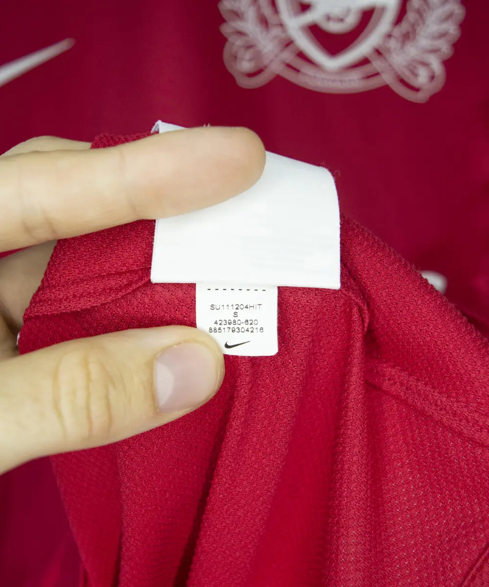Maillot de foot vintage rouge domicile d'arsenal de la saison 2011-2012. On peut retrouver le sponsor fly emirates et l'équipementier nike. Le maillot est floqué du numéro 12 Thierry Henry. Le maillot comporte l'étiquette 423980-620