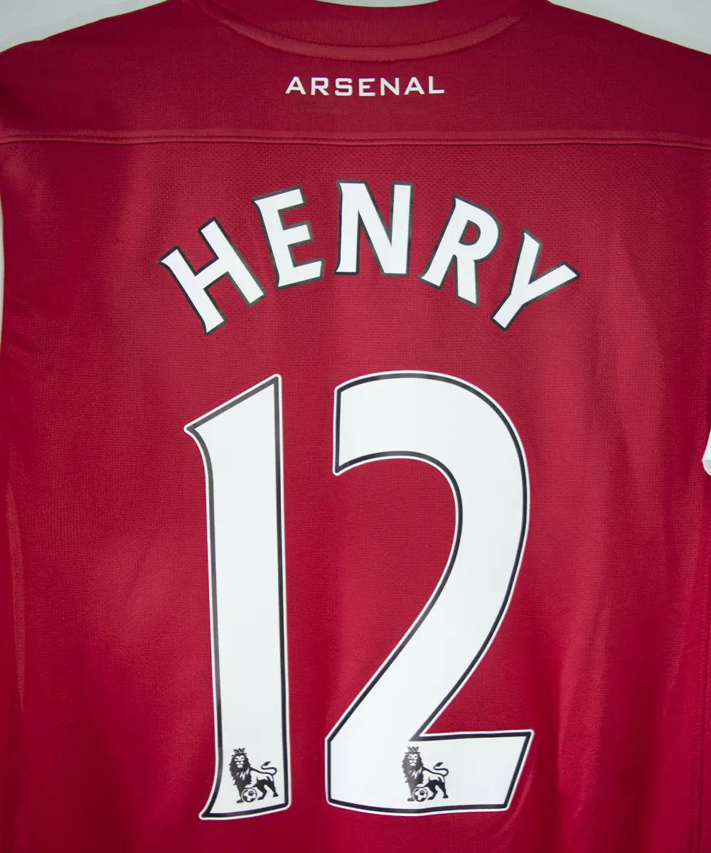 Maillot de foot vintage rouge domicile d'arsenal de la saison 2011-2012. On peut retrouver le sponsor fly emirates et l'équipementier nike. Le maillot est floqué du numéro 12 Thierry Henry. Le maillot comporte l'étiquette 423980-620