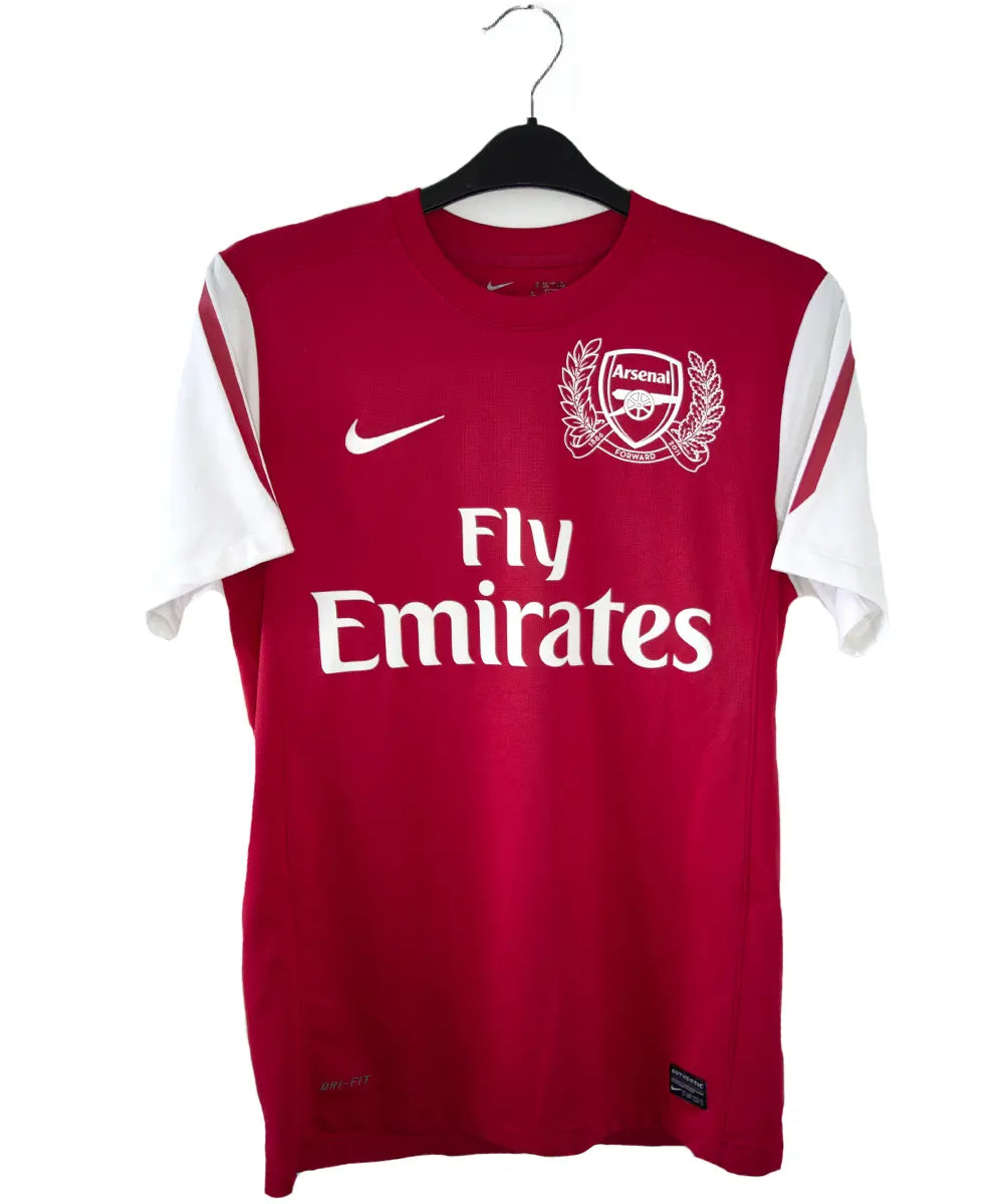 Maillot de foot vintage rouge domicile d'arsenal de la saison 2011-2012. On peut retrouver le sponsor fly emirates et l'équipementier nike. Le maillot est floqué du numéro 12 Thierry Henry. Le maillot comporte l'étiquette 423980-620