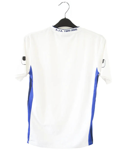 Maillot domicile de l'AJ Auxerre de couleur blanc et bleu. On peut retrouver l'équipementier uhlsport et les sponsors PSP et Playstation