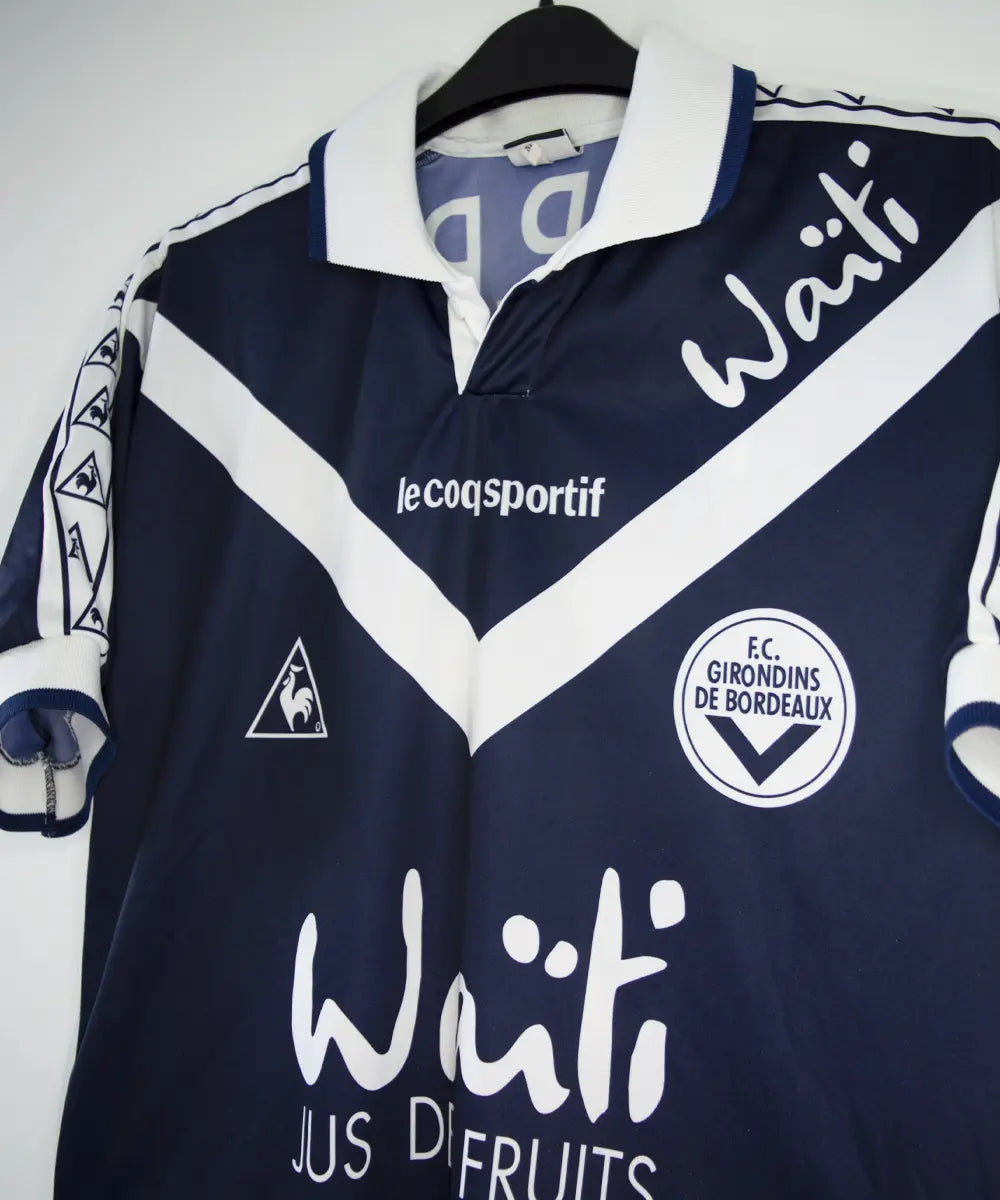 Maillot domicile des girondins de bordeaux de la saison 1996-1997 de couleur bleu et blanc. On peut retrouver l'équipementier le coq sportif, le sponsor waiti