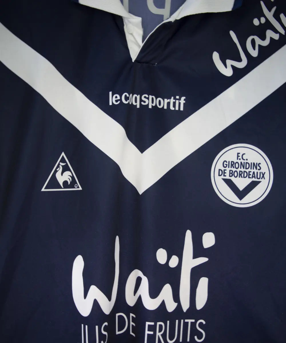 Maillot domicile des girondins de bordeaux de la saison 1996-1997 de couleur bleu et blanc. On peut retrouver l'équipementier le coq sportif, le sponsor waiti