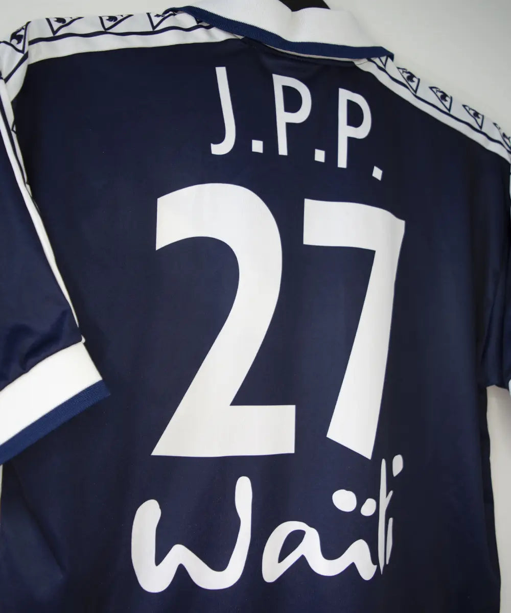 Maillot domicile des girondins de bordeaux de la saison 1996-1997 de couleur bleu et blanc. On peut retrouver l'équipementier le coq sportif, le sponsor waiti