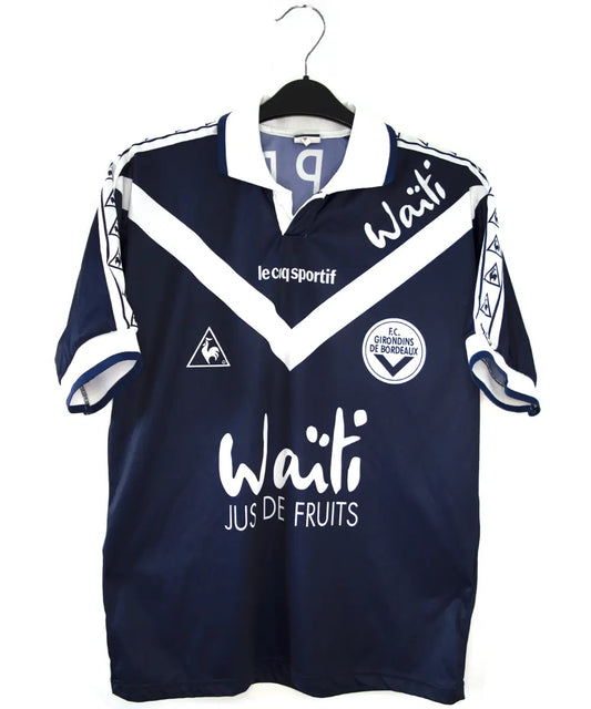 Maillot domicile des girondins de bordeaux de la saison 1996-1997 de couleur bleu et blanc. On peut retrouver l'équipementier le coq sportif, le sponsor waiti