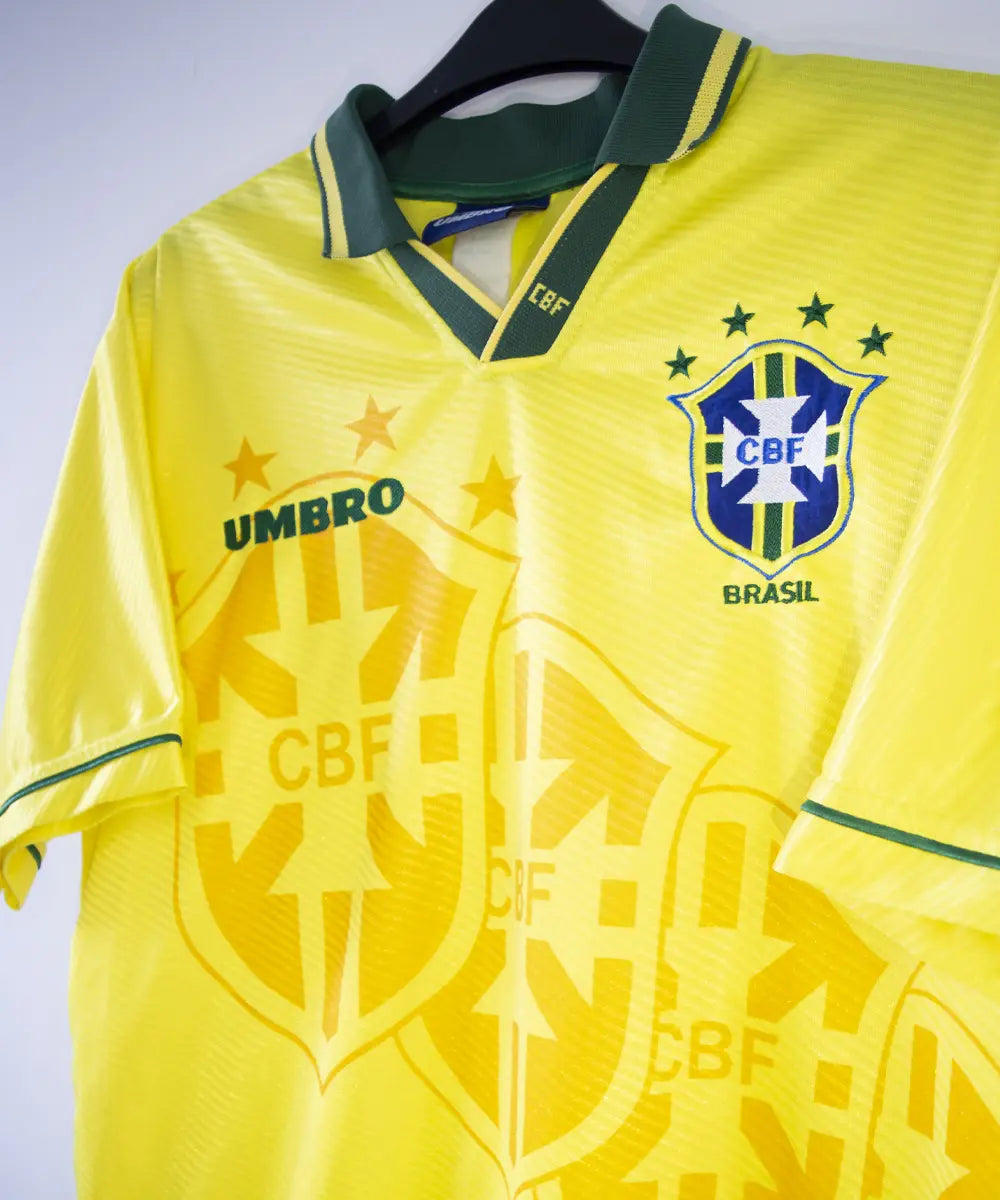 Maillot vintage domicile jaune et vert du brésil lors de la coupe du monde 1994. On peut retrouver l'équipementier umbro