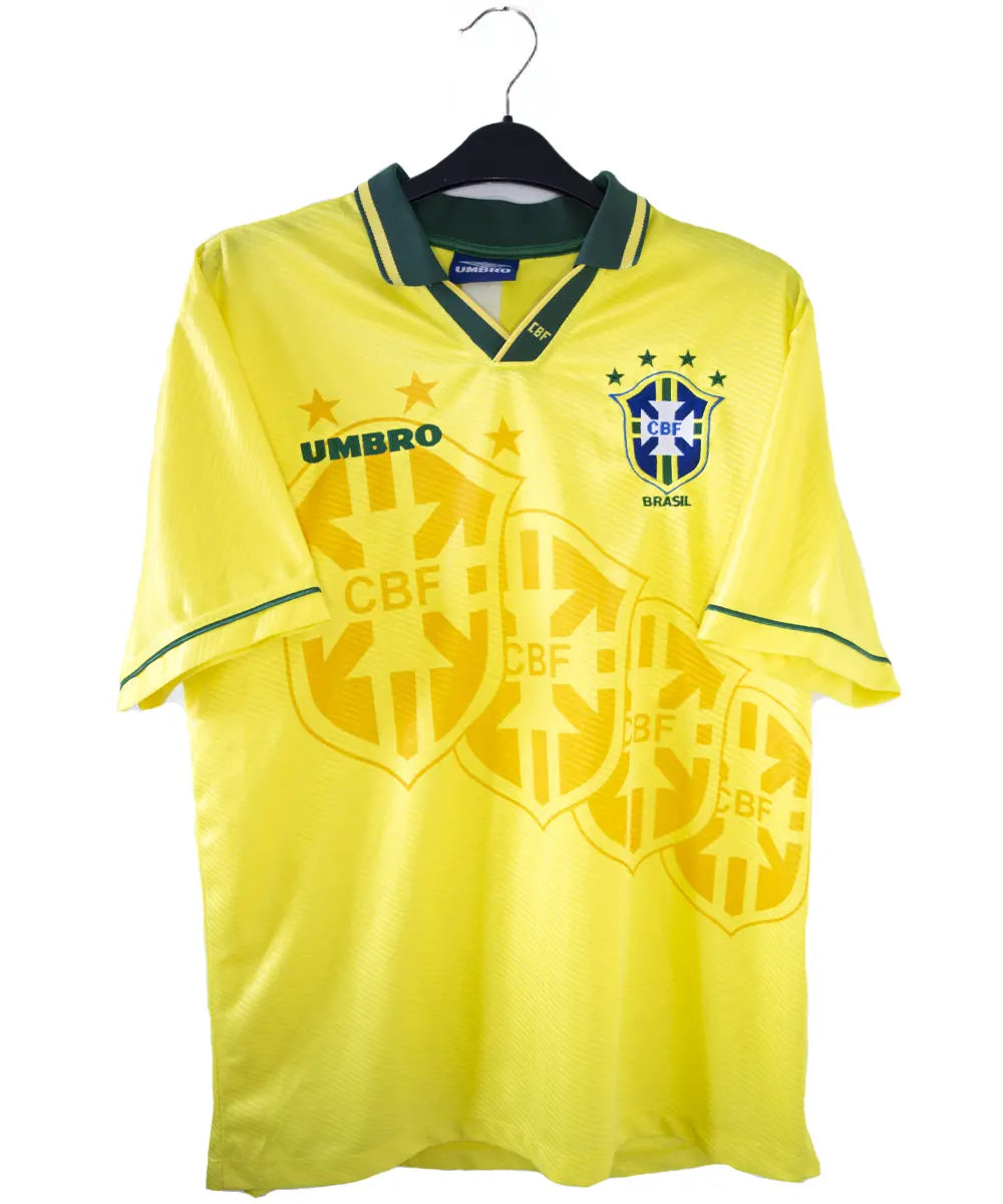 Maillot vintage domicile jaune et vert du brésil lors de la coupe du monde 1994. On peut retrouver l'équipementier umbro