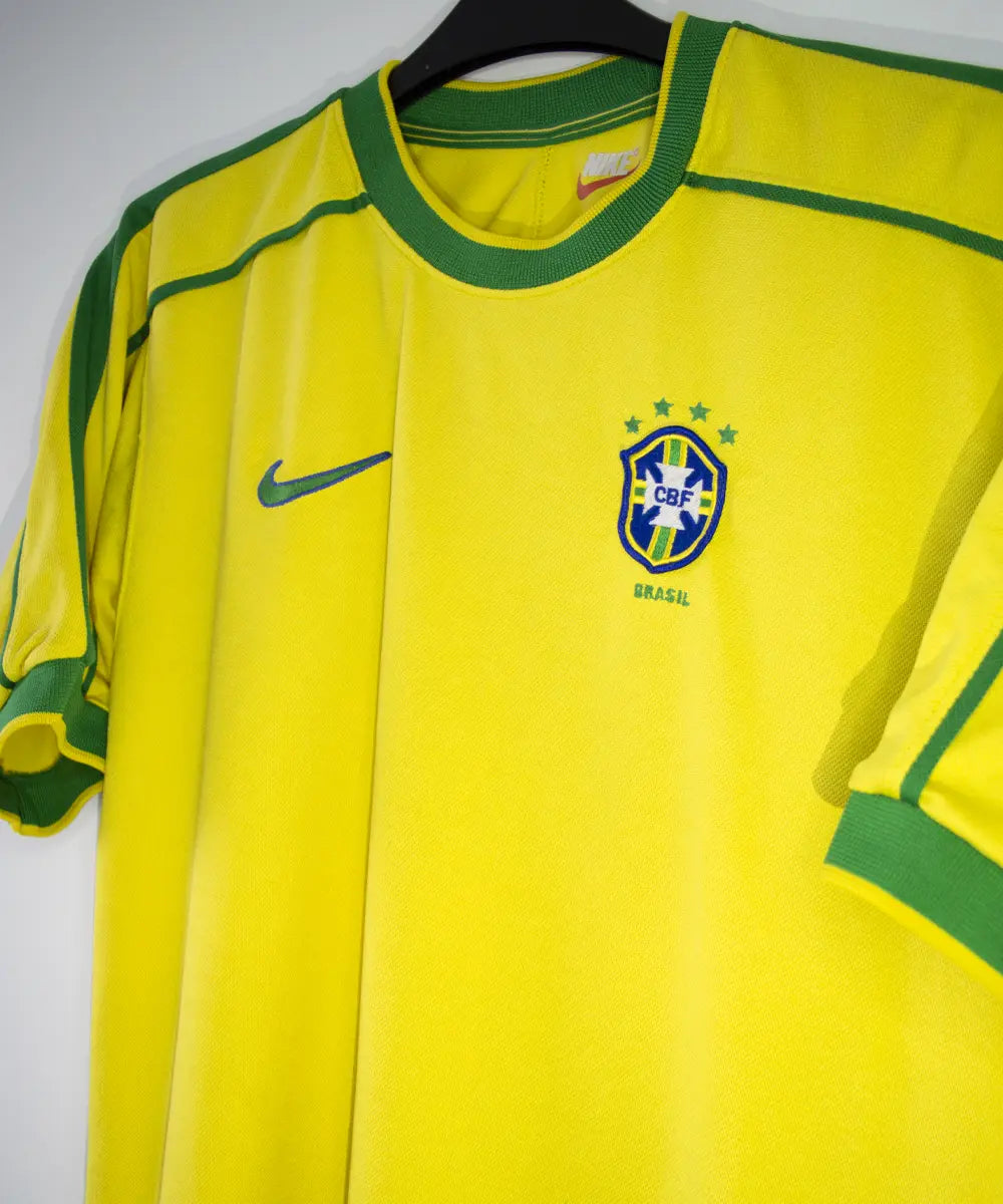 Maillot vintage domicile jaune et vert du bresil lors de la coupe du monde 1998. On peut retrouver l'équipementier nike.