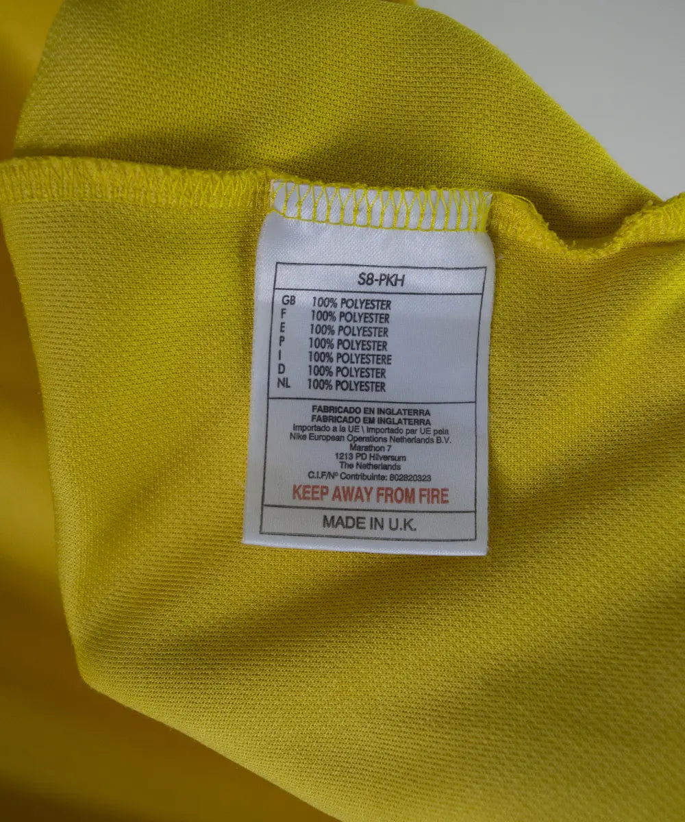 Maillot de foot vintage jaune et vert domicile du brésil lors de la coupe du monde 1998. Il s'agit d'un maillot authentique. On peut retrouver l'équipementier nike.