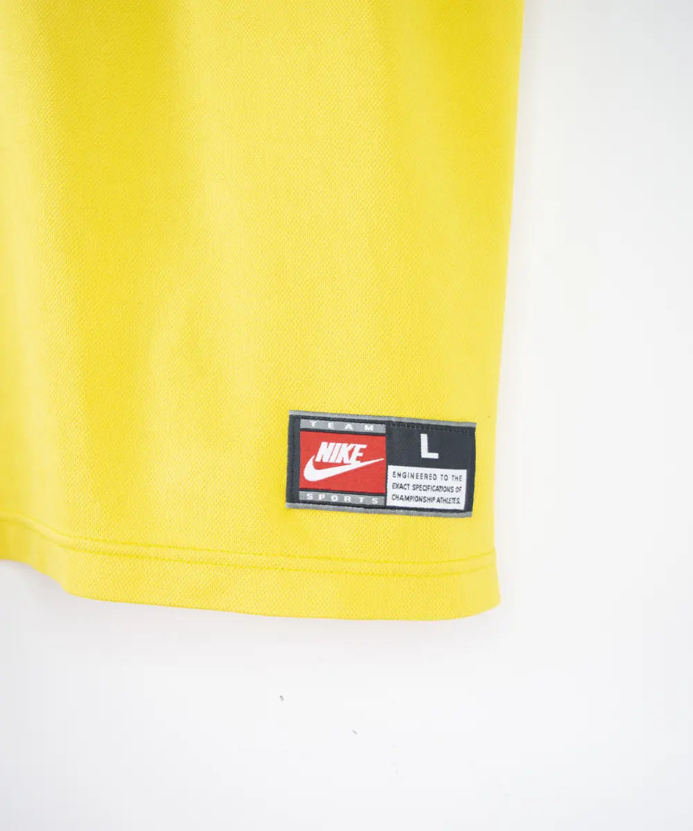 Maillot de foot vintage jaune et vert domicile du brésil lors de la coupe du monde 1998. Il s'agit d'un maillot authentique. On peut retrouver l'équipementier nike.