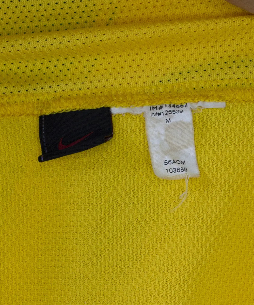Maillot domicile du brésil jaune et vert (2006-2008). Le maillot est floqué du numéro 10 Ronaldinho. Sur cette photo on peut voir l'étiquette comportant les numéros S6AOM