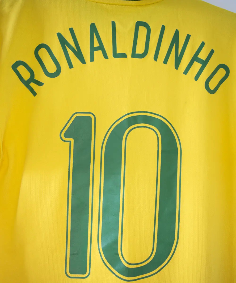 Maillot domicile du brésil jaune et vert (2006-2008). Le maillot est floqué du numéro 10 Ronaldinho