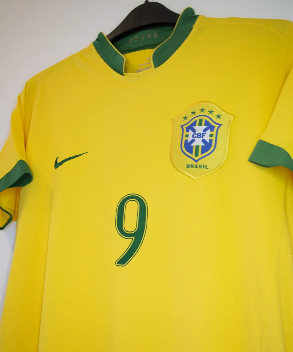 Maillot domicile jaune et vert du brésil 2006-2008. On peut retrouver l'équipementier nike. Le maillot est floqué du numéro 9 Ronaldo