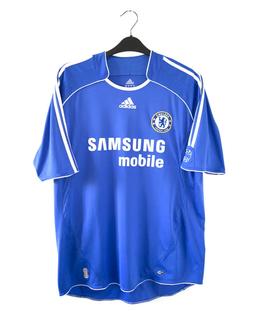 Maillot domicile de face de chelsea de la saison 2006/2008. Le maillot est floqué du numéro 7 Shevchenko. On peut retrouver l'équipementier adidas et le sponsor samsung