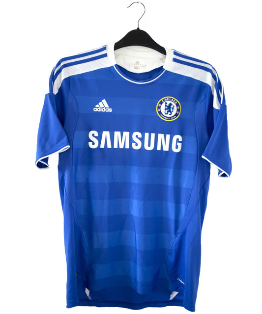 Maillot de foot vintage bleu domicile de chelsea de la saison 2011-2012. On peut retrouver l'équipementier adidas et le sponsor samsung. Le maillot est floqué du numéro 11 Didier Drogba. Le maillot comporte l'étiquette V13927