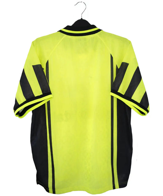 Maillot vintage domicile jaune et noir du borrussia dortmund de la saison 1996-1997. On peut retrouver l'équipementier nike et le sponsor die continentale