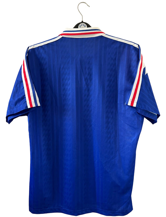 Maillot de foot vintage domicile bleu de l'équipe de france 1994. n peut retrouver l'équipementier Adidas. Il s'agit d'un maillot authentique d'époque.
