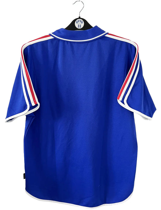 Maillot de foot vintage domicile de l'équipe de france 2000. Le maillot est de couleur bleu blanc et rouge. On peut retrouver l'équipementier adidas. Il s'agit d'un maillot authentique comportant les numéros 647194.