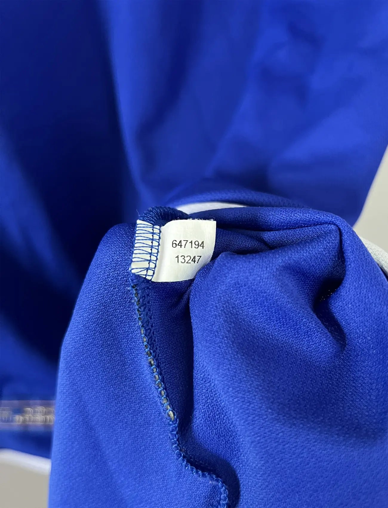 Maillot de foot vintage domicile de l'équipe de france 2000. Le maillot est de couleur bleu blanc et rouge. On peut retrouver l'équipementier adidas. Il s'agit d'un maillot authentique comportant les numéros 647194.