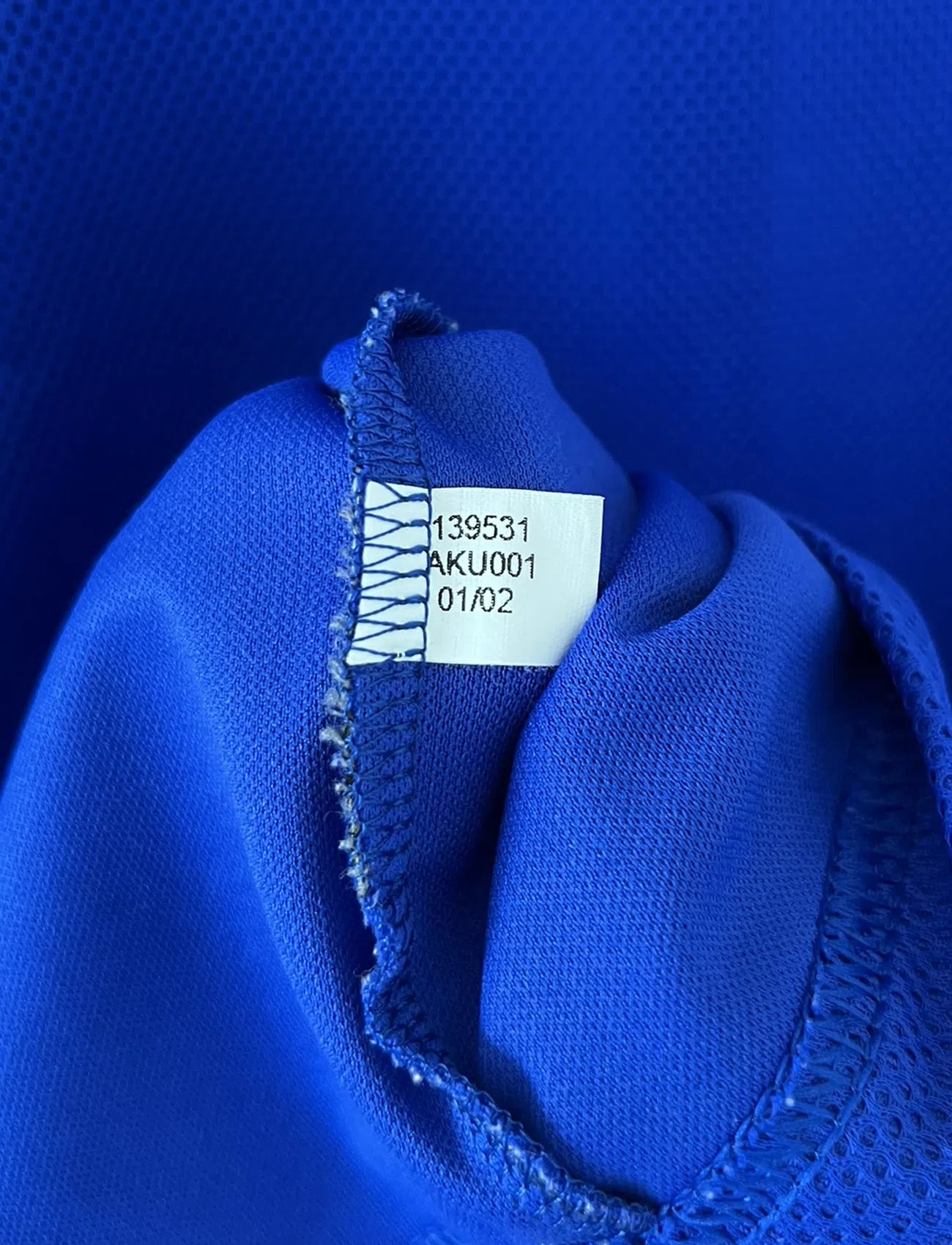 Maillot de foot vintage domicile de l'Equipe de France 2002. Le maillot est de couleur bleu, blanc et rouge. On peut retrouver l'équipementier adidas et le flocage de Zinedine Zidane. Il s'agit d'un maillot authentique. Le maillot possède l'étiquette d'authenticité comportant les numéros 139531.