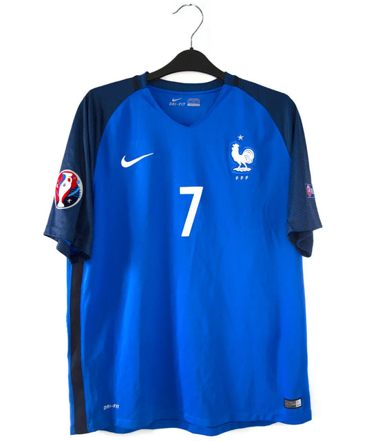 Maillot de foot domicile de l'équipe de france 2016. On peut retrouver l'équipementier nike. Le maillot est de couleur bleu. Le maillot est floqué du numéro 7 Antoine Griezmann