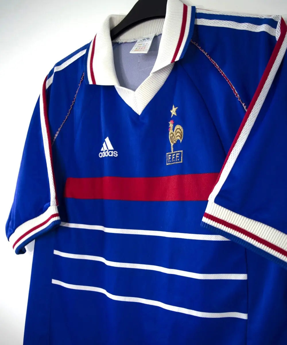 Maillot de foot vintage bleu blanc et rouge de l'équipe de france 1998. On peut retrouver l'équipementier adidas