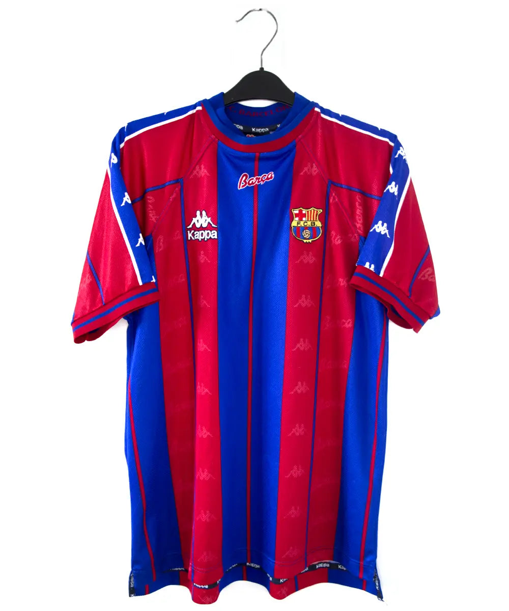 Maillot domicile du fc barcelone de la saison 1997-1998. Le maillot est de couleur rouge et bleu. On peut retrouver l'équipementier kappa